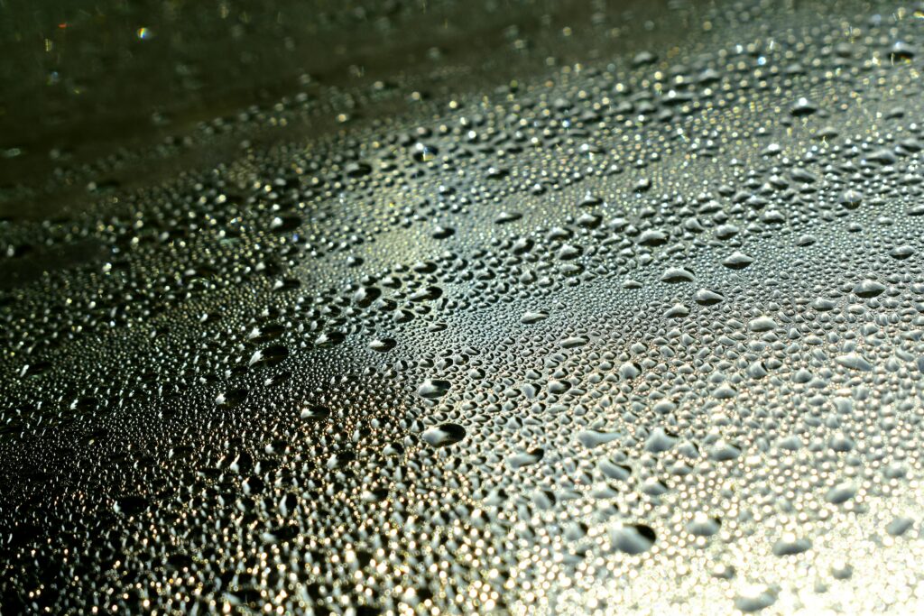 une grande image montrant des gouttes d’eau condensées sur une surface froide