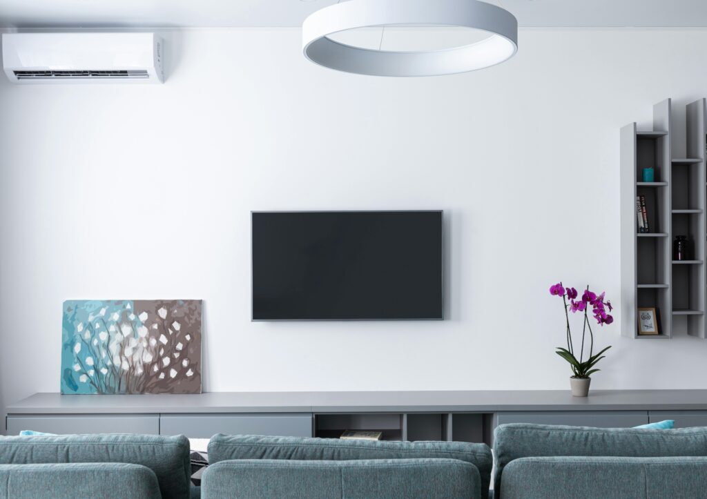 Un intérieur moderne avec climatisation murale discrète