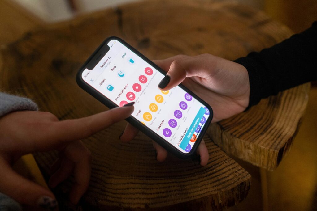 Une main qui utilise une application mobile de thermostat
