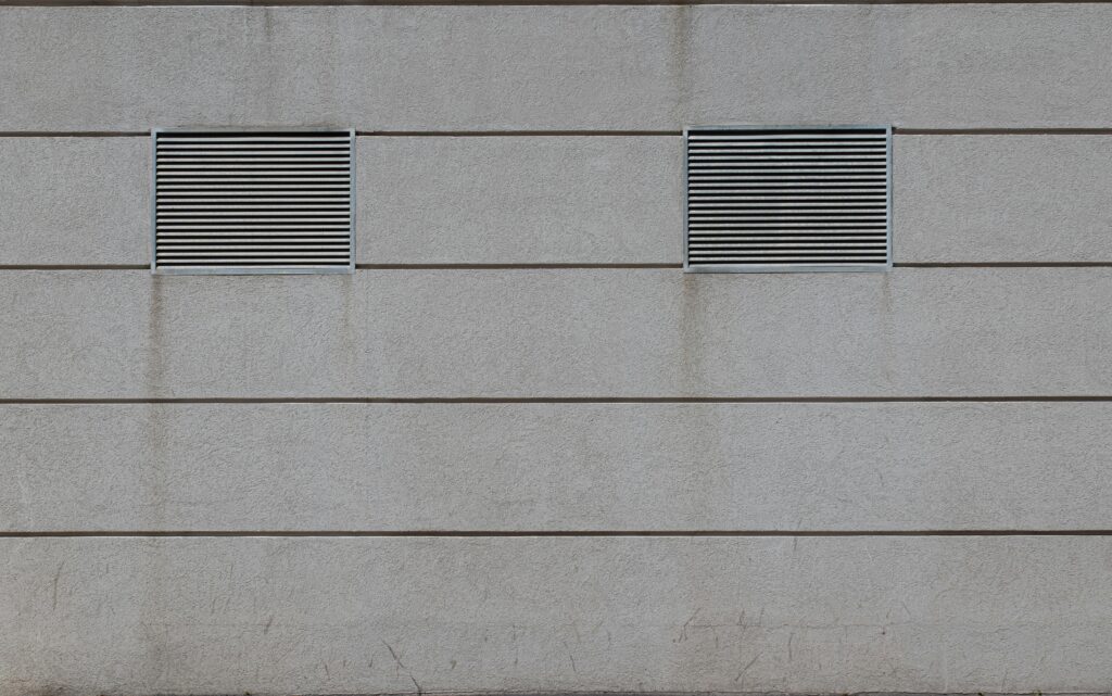 Une grille de ventilation, une VMC, un système d’aération