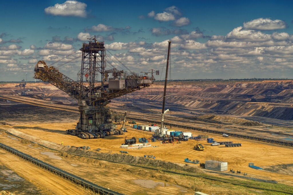 Une illustration d’un système avec des blocs lourds, une grue, une tour de stockage gravitaire, un puits de mine ou des masses qui montent et descendent.