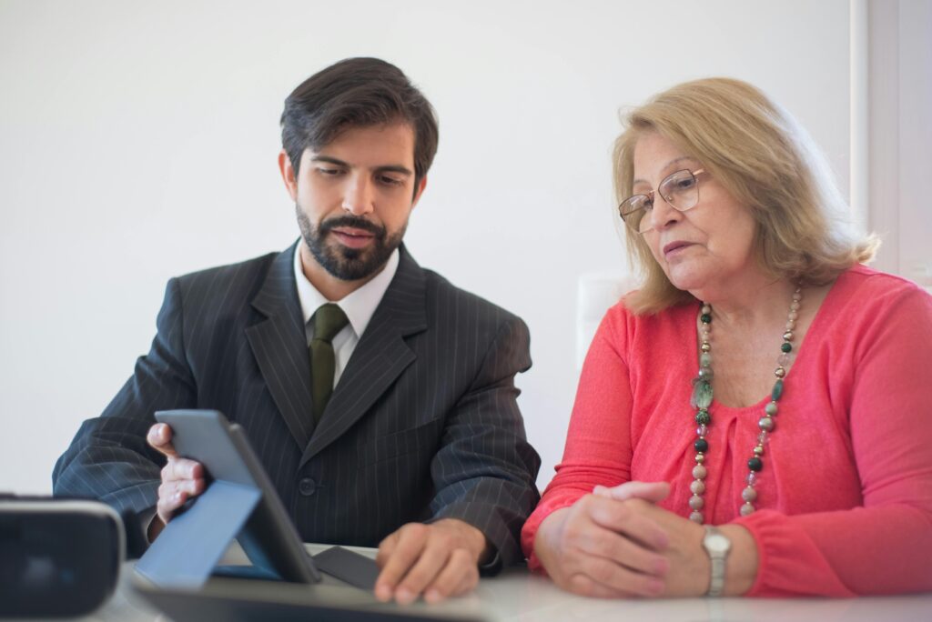 Un conseiller avec un client devant des plans