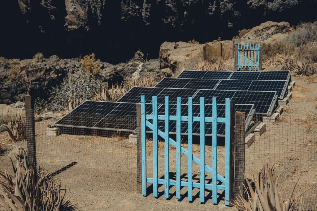 une installation avec panneaux solaires dans une zone aride