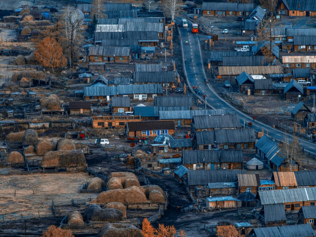 une image futuriste ou réaliste d’un village autonome