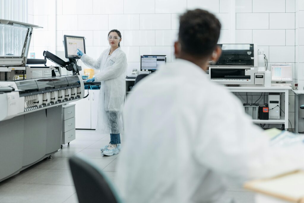 Des techniciens observant un équipement