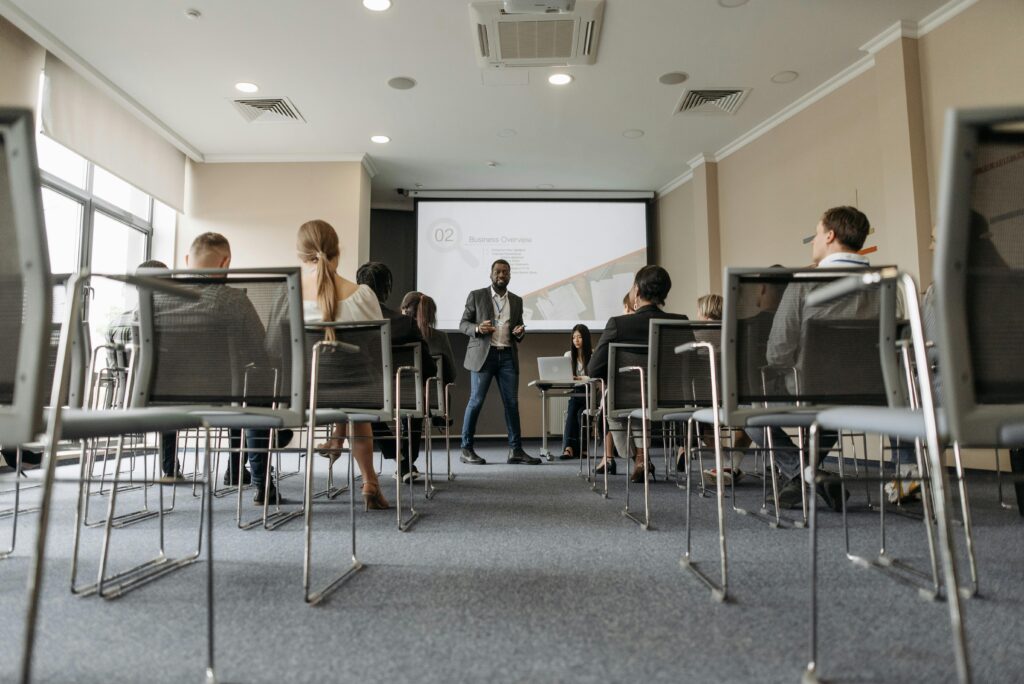 Une salle de formation professionnelle avec un formateur devant un groupe