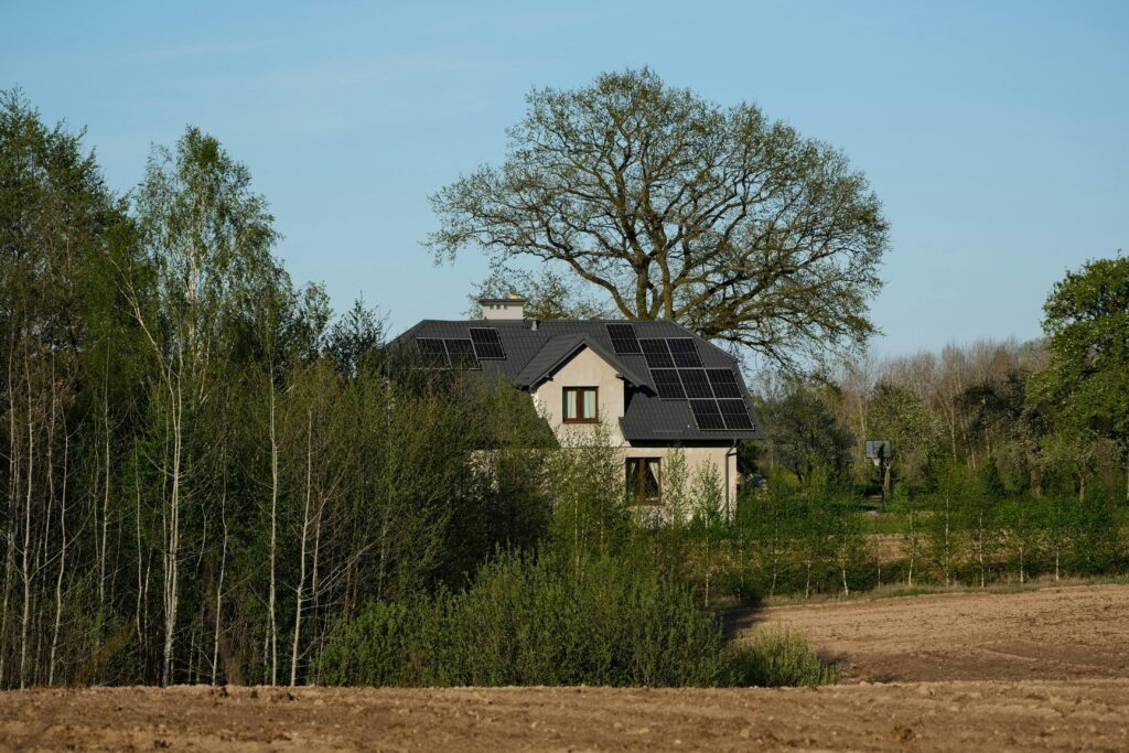 maison bien isolée avec panneaux solaires