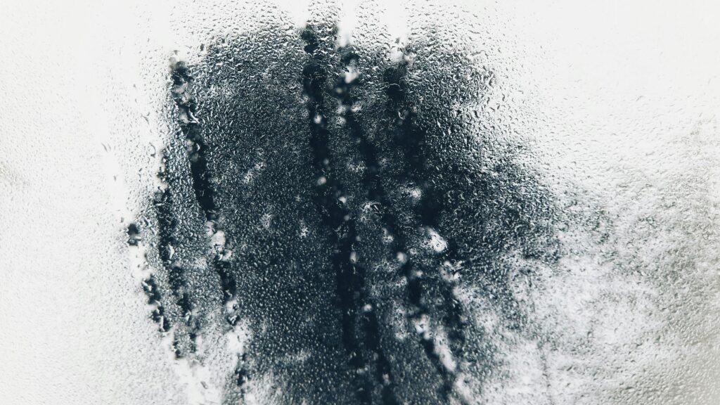 image montrant de l’air humide qui touche une surface froide, puis la formation de gouttelettes.