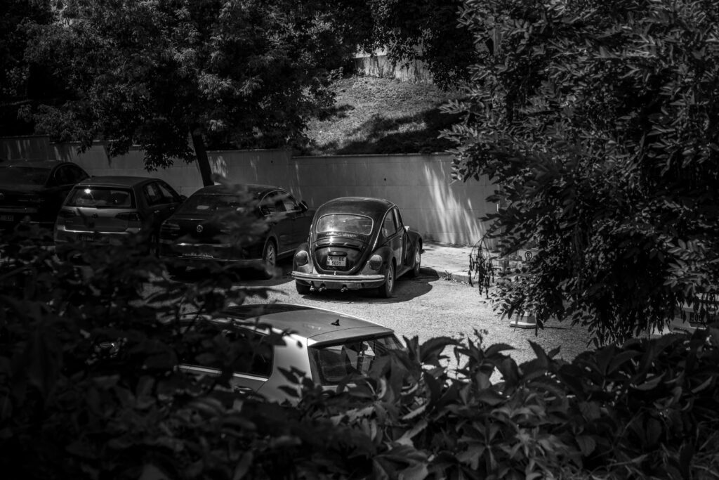 Une image horizontale montrant une voiture à l’ombre